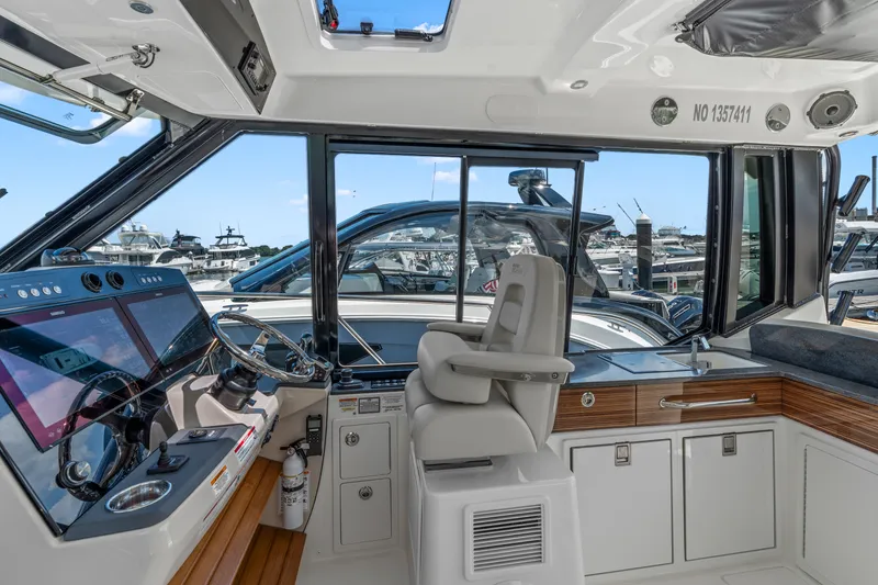 Slide: The Image of Boston Whaler 405 Conquest 2025 - 28