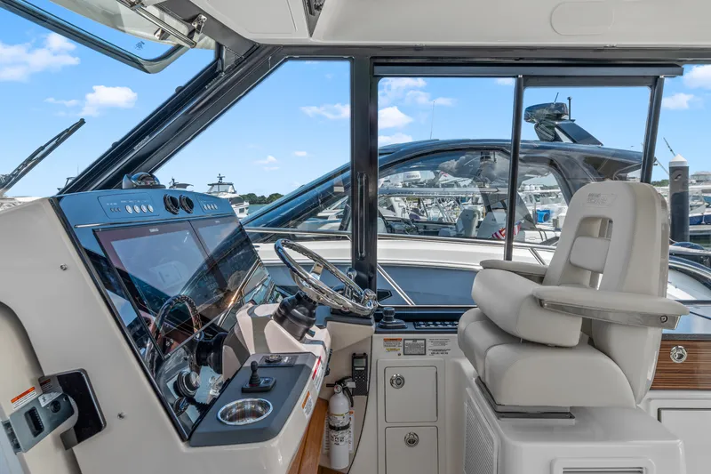 Slide: The Image of Boston Whaler 405 Conquest 2025 - 30