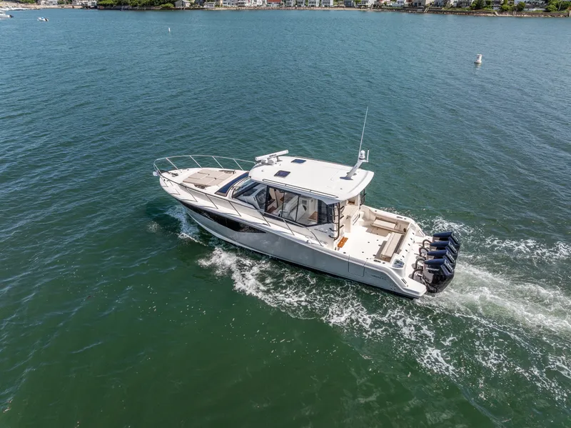 Slide: The Image of Boston Whaler 405 Conquest 2025 - 3