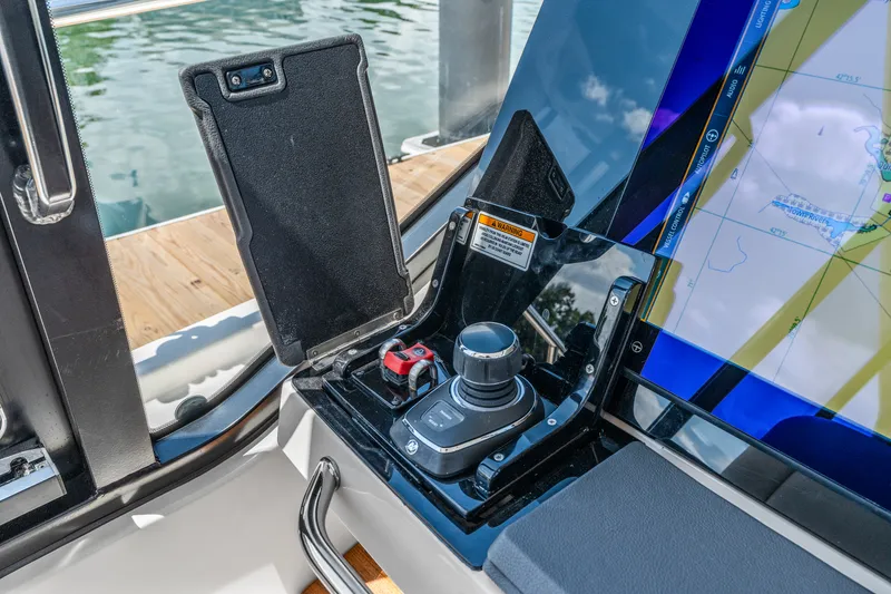 Slide: The Image of Boston Whaler 405 Conquest 2025 - 23