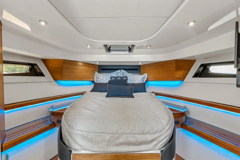 Slide: The Image of Boston Whaler 405 Conquest 2025 - 49