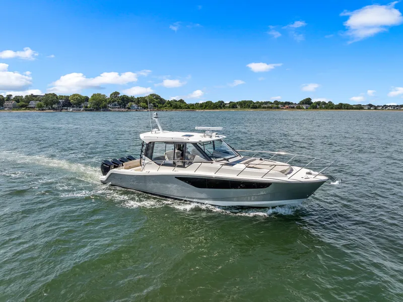 The Image of Boston Whaler 405 Conquest 2025 - 0