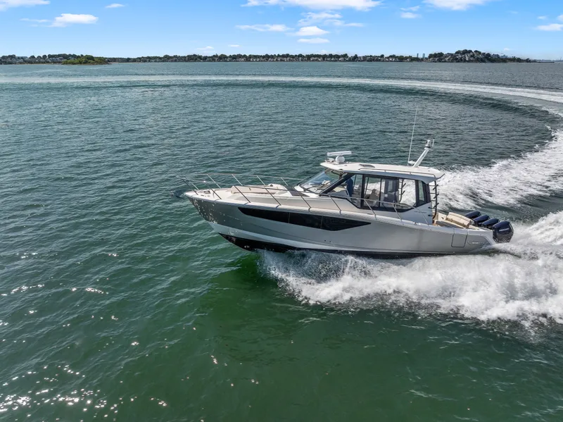 Slide: The Image of Boston Whaler 405 Conquest 2025 - 4