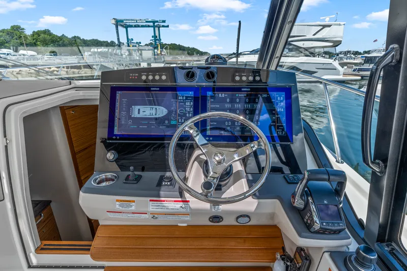 Slide: The Image of Boston Whaler 405 Conquest 2025 - 31