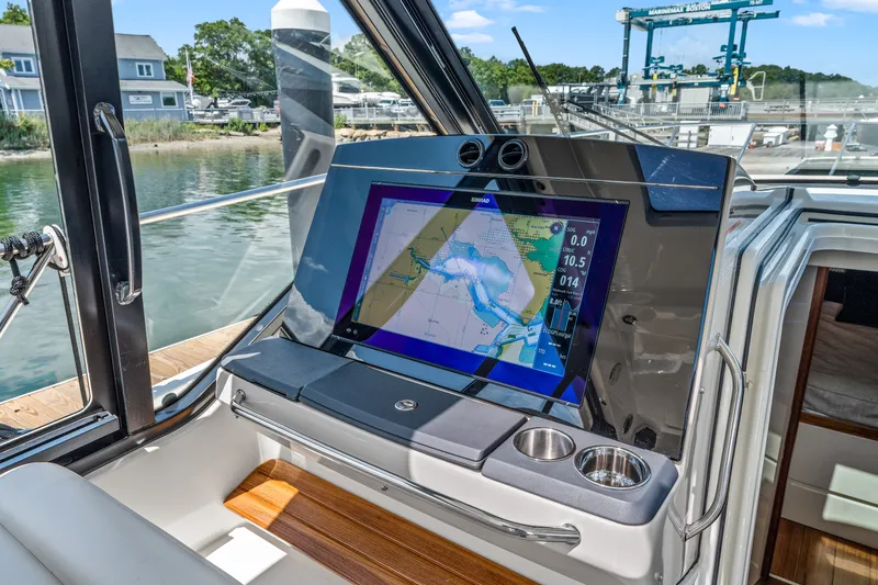Slide: The Image of Boston Whaler 405 Conquest 2025 - 21