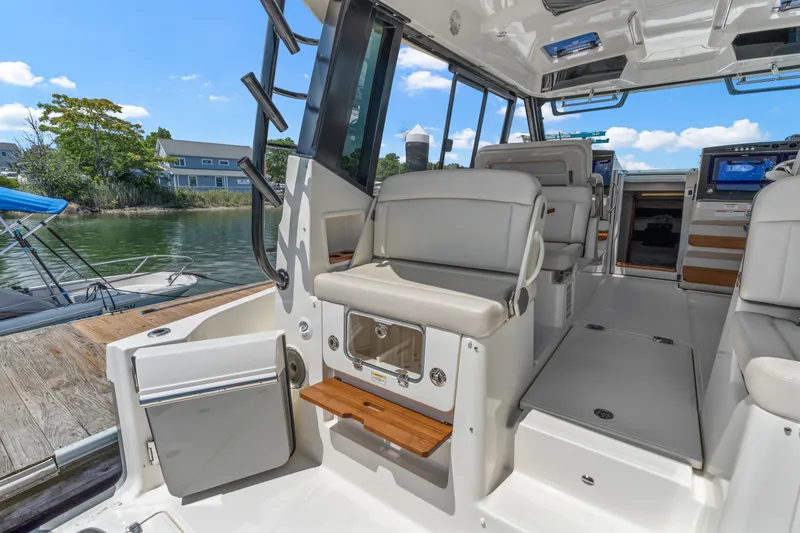 Slide: The Image of Boston Whaler 405 Conquest 2025 - 12