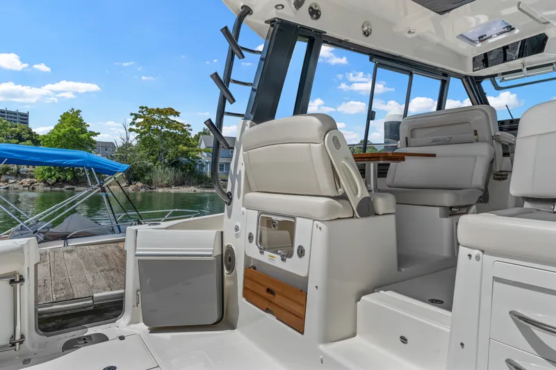 Slide: The Image of Boston Whaler 405 Conquest 2025 - 13