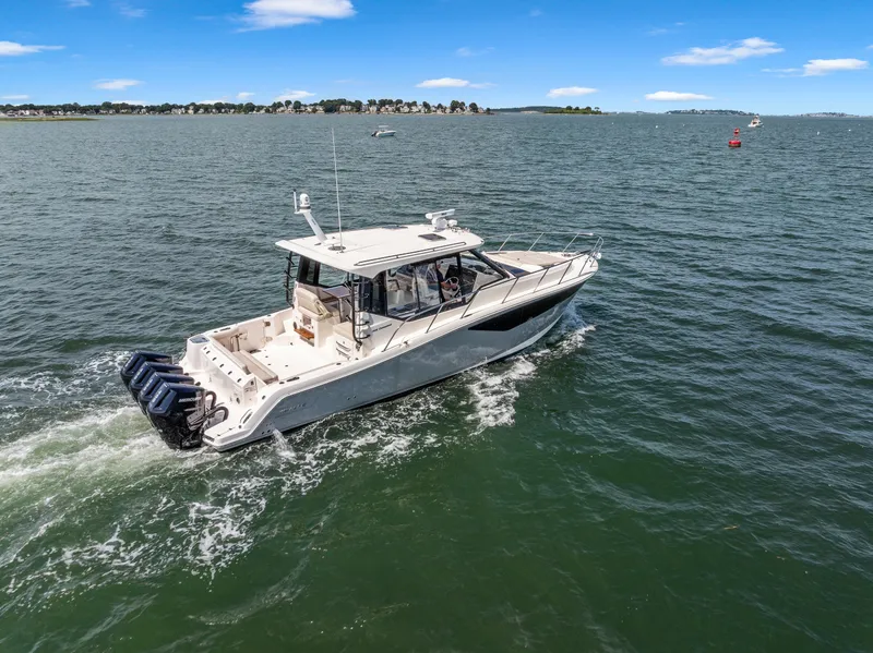Slide: The Image of Boston Whaler 405 Conquest 2025 - 55