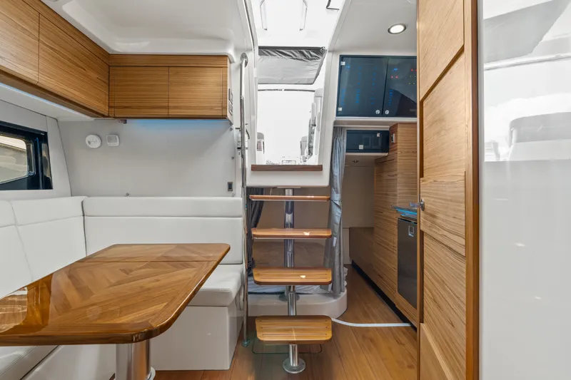 Slide: The Image of Boston Whaler 405 Conquest 2025 - 53