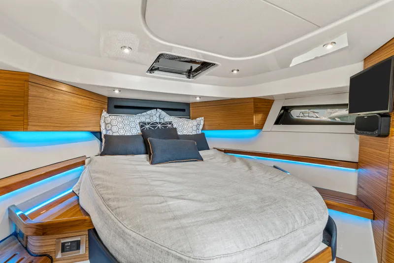 Slide: The Image of Boston Whaler 405 Conquest 2025 - 50