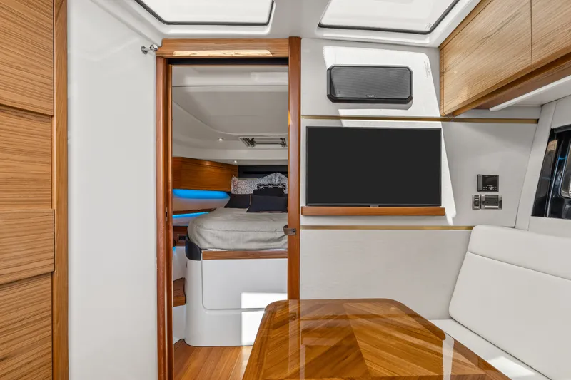 Slide: The Image of Boston Whaler 405 Conquest 2025 - 36