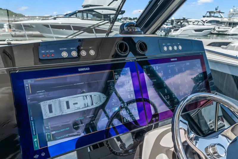 Slide: The Image of Boston Whaler 405 Conquest 2025 - 33