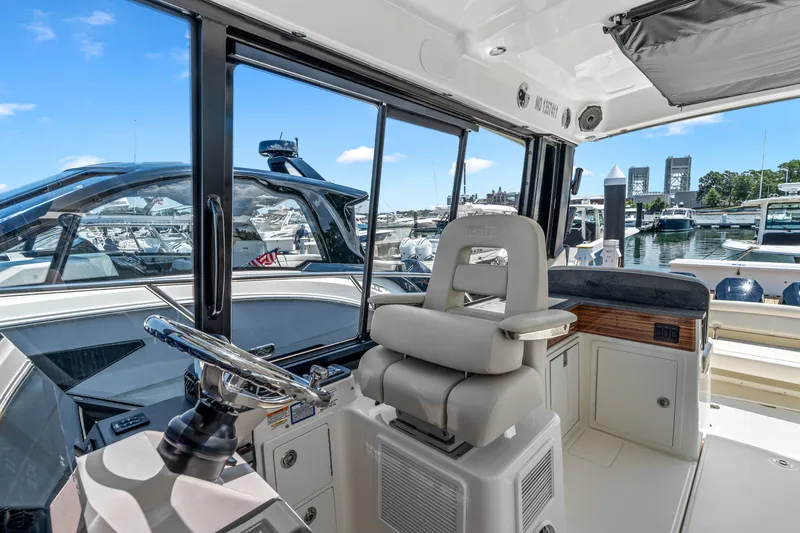 Slide: The Image of Boston Whaler 405 Conquest 2025 - 29