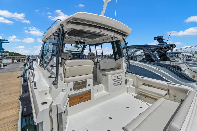 Slide: The Image of Boston Whaler 405 Conquest 2025 - 6