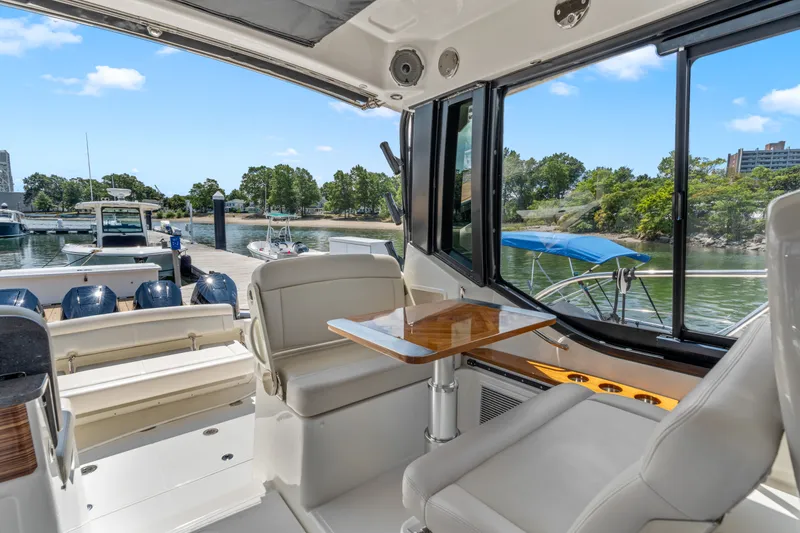 Slide: The Image of Boston Whaler 405 Conquest 2025 - 17