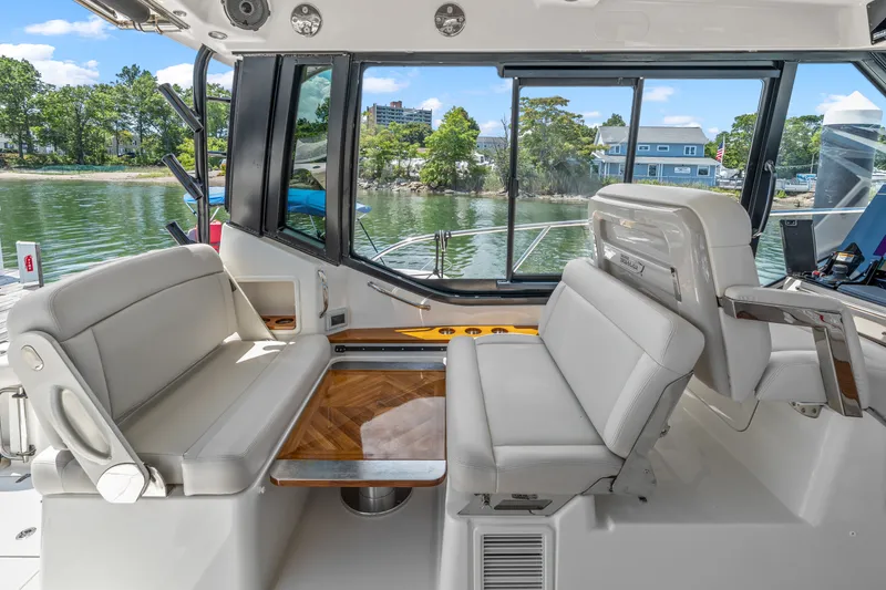 Slide: The Image of Boston Whaler 405 Conquest 2025 - 19