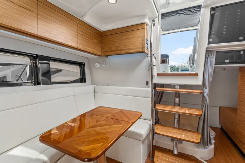 Slide: The Image of Boston Whaler 405 Conquest 2025 - 38