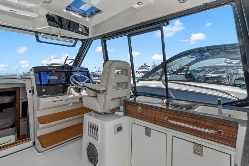 Slide: The Image of Boston Whaler 405 Conquest 2025 - 27