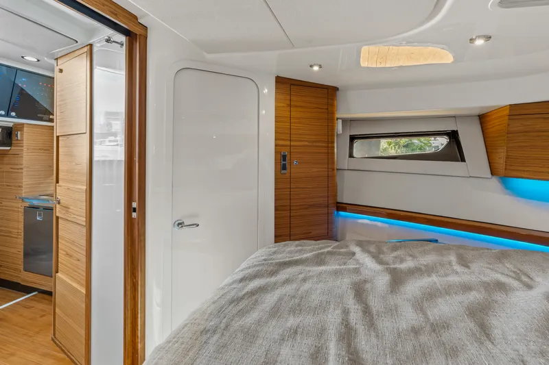 Slide: The Image of Boston Whaler 405 Conquest 2025 - 52