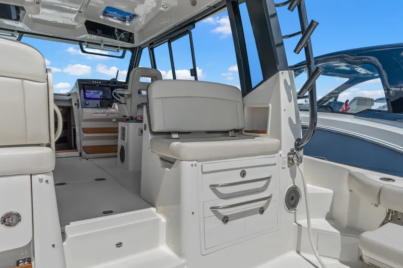 Slide: The Image of Boston Whaler 405 Conquest 2025 - 14