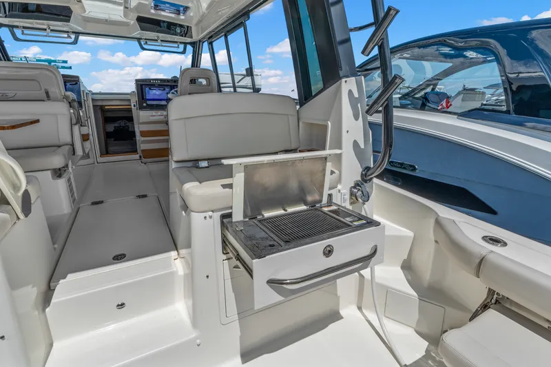 Slide: The Image of Boston Whaler 405 Conquest 2025 - 15