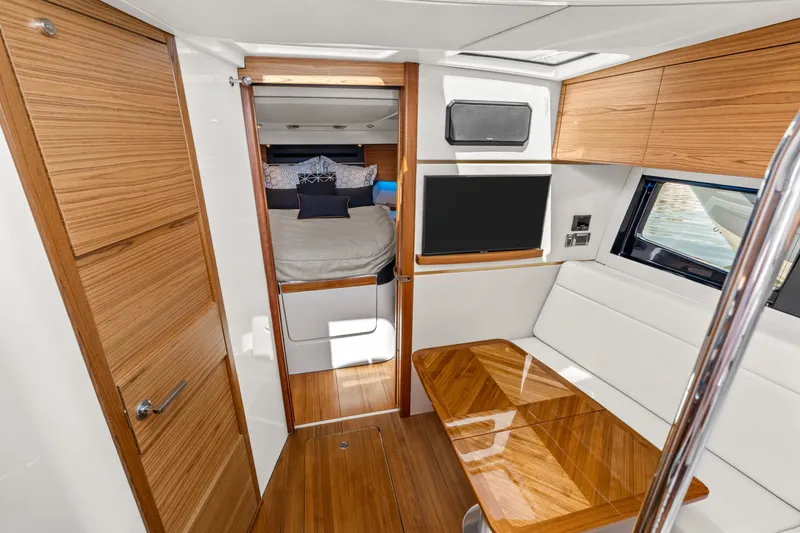 Slide: The Image of Boston Whaler 405 Conquest 2025 - 35