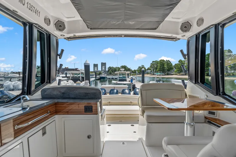 Slide: The Image of Boston Whaler 405 Conquest 2025 - 24