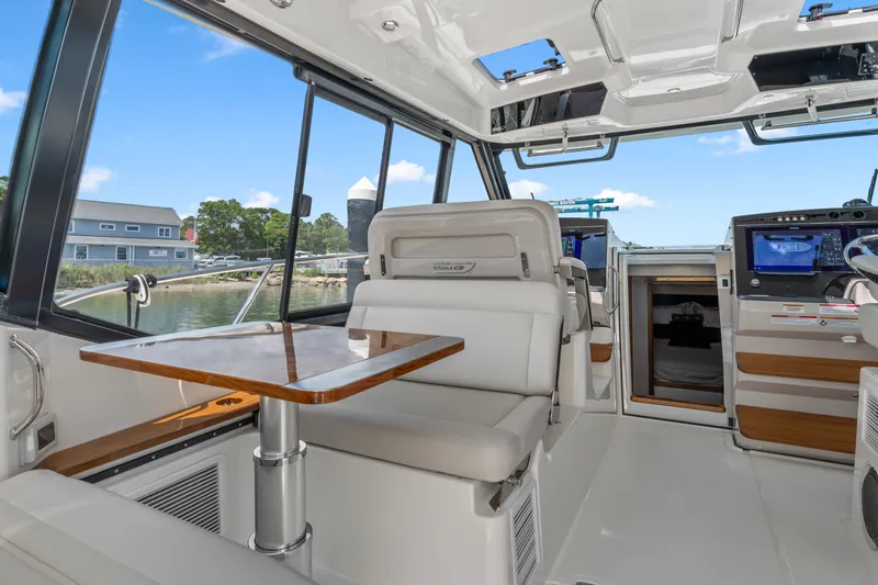 Slide: The Image of Boston Whaler 405 Conquest 2025 - 16