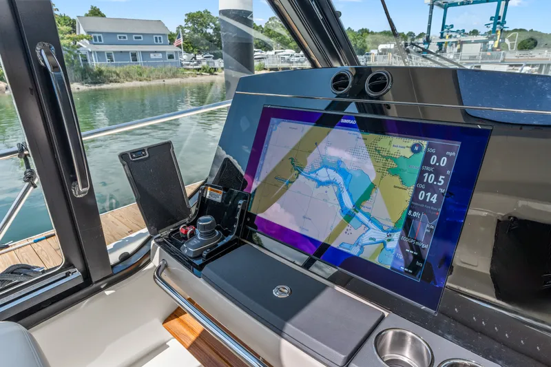 Slide: The Image of Boston Whaler 405 Conquest 2025 - 22