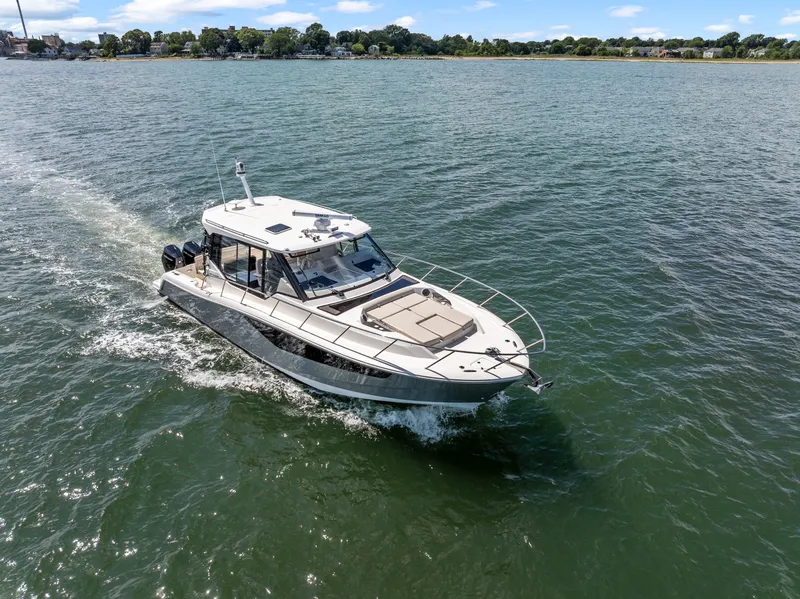 Slide: The Image of Boston Whaler 405 Conquest 2025 - 2