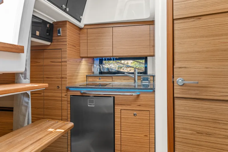 Slide: The Image of Boston Whaler 405 Conquest 2025 - 40
