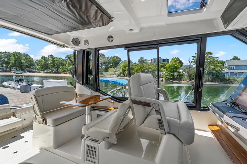 Slide: The Image of Boston Whaler 405 Conquest 2025 - 18