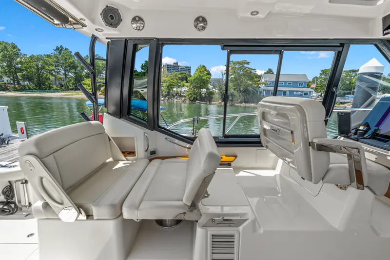 Slide: The Image of Boston Whaler 405 Conquest 2025 - 20
