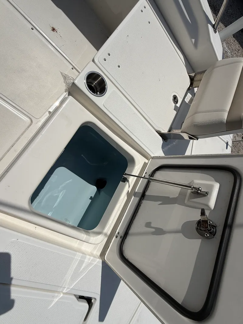 Slide: The Image of Boston Whaler 25 DAUNTLESS 2024 - 41