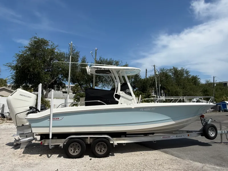 Slide: The Image of Boston Whaler 25 DAUNTLESS 2024 - 60