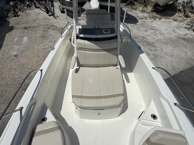 Slide: The Image of Boston Whaler 25 DAUNTLESS 2024 - 28