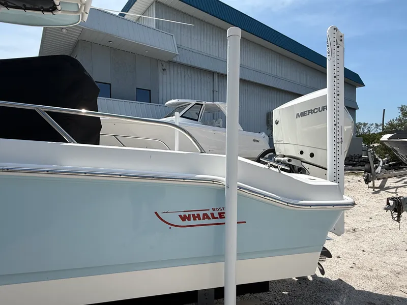 Slide: The Image of Boston Whaler 25 DAUNTLESS 2024 - 53
