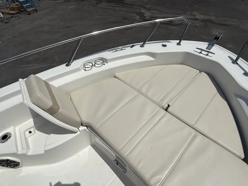 Slide: The Image of Boston Whaler 25 DAUNTLESS 2024 - 24