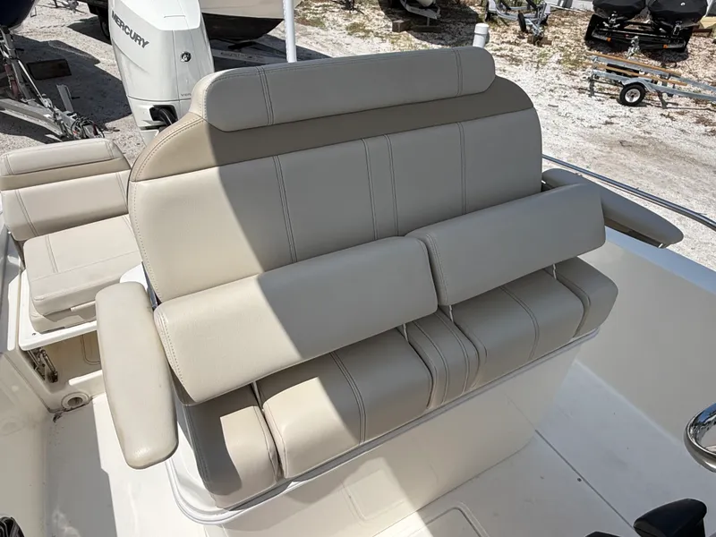 Slide: The Image of Boston Whaler 25 DAUNTLESS 2024 - 24