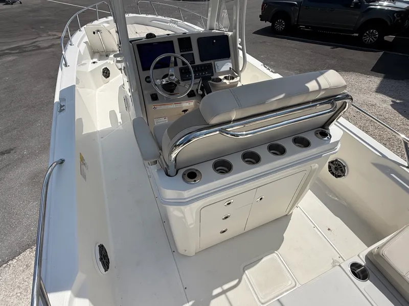 Slide: The Image of Boston Whaler 25 DAUNTLESS 2024 - 21