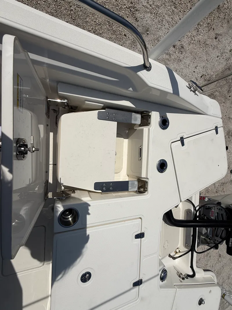 Slide: The Image of Boston Whaler 25 DAUNTLESS 2024 - 42