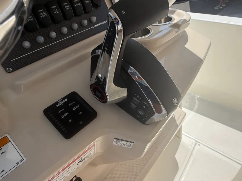 Slide: The Image of Boston Whaler 25 DAUNTLESS 2024 - 15