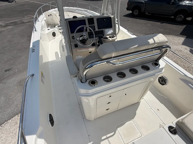 Slide: The Image of Boston Whaler 25 DAUNTLESS 2024 - 20