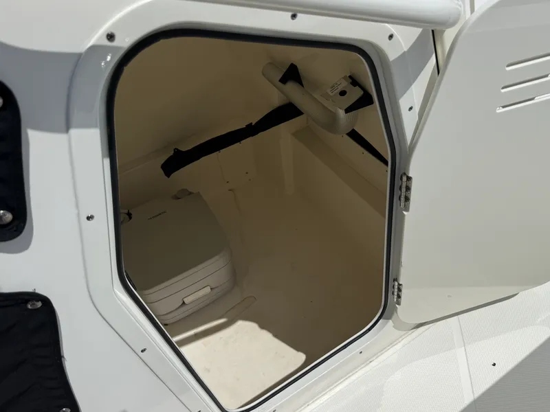 Slide: The Image of Boston Whaler 25 DAUNTLESS 2024 - 31