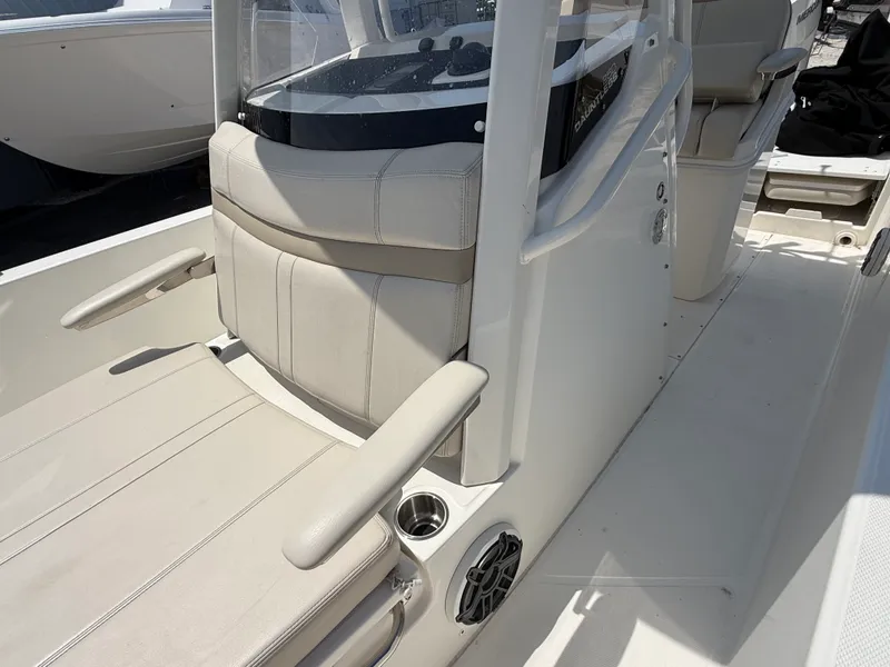 Slide: The Image of Boston Whaler 25 DAUNTLESS 2024 - 26