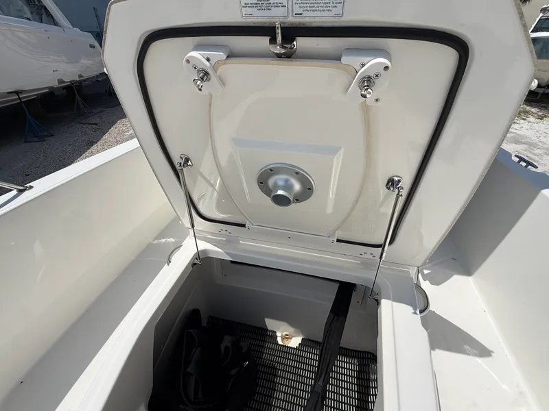 Slide: The Image of Boston Whaler 25 DAUNTLESS 2024 - 37