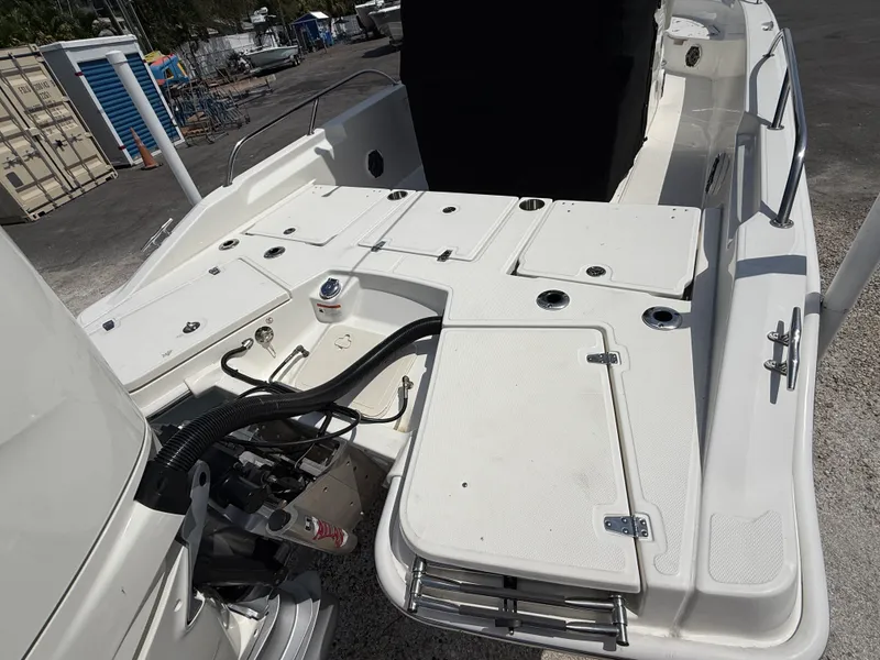 Slide: The Image of Boston Whaler 25 DAUNTLESS 2024 - 48