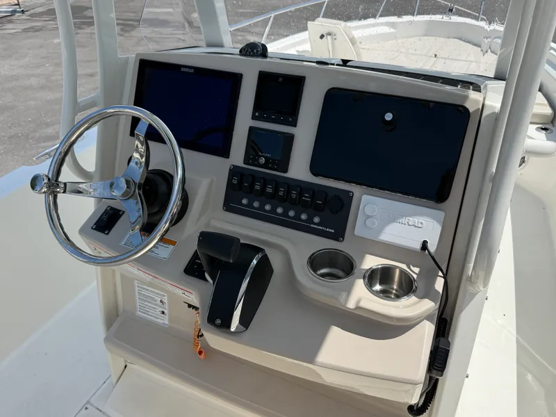 Slide: The Image of Boston Whaler 25 DAUNTLESS 2024 - 19