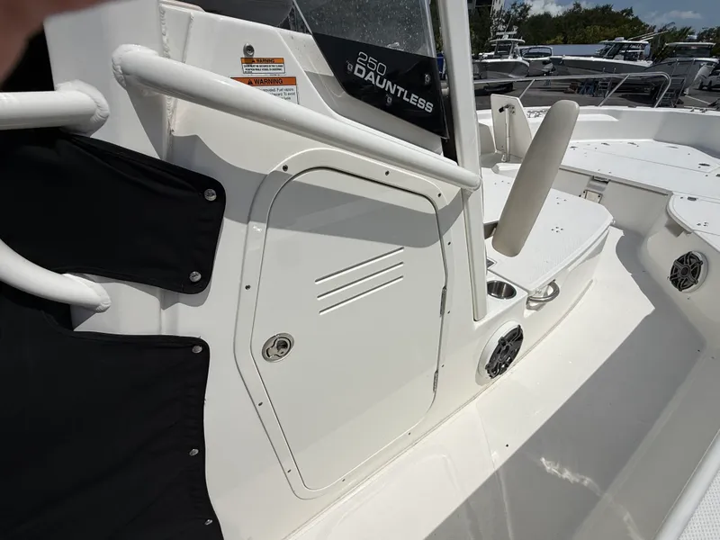 Slide: The Image of Boston Whaler 25 DAUNTLESS 2024 - 34