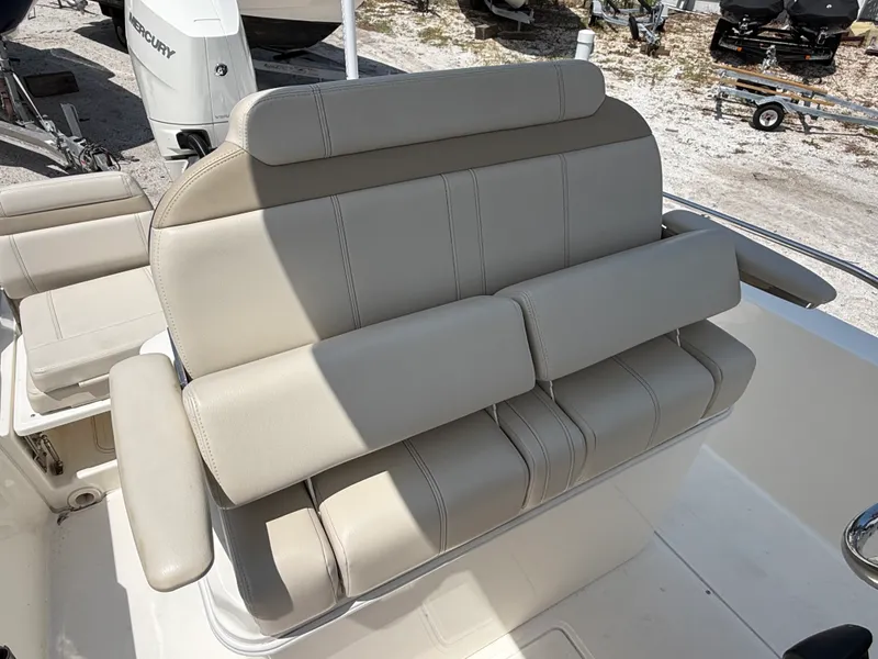 Slide: The Image of Boston Whaler 25 DAUNTLESS 2024 - 25